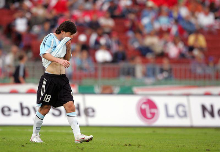 Messi có màn ra mắt đáng quên trong màu áo Argentina nhưng anh không hề có dấu hiệu sụp đổ sau đó