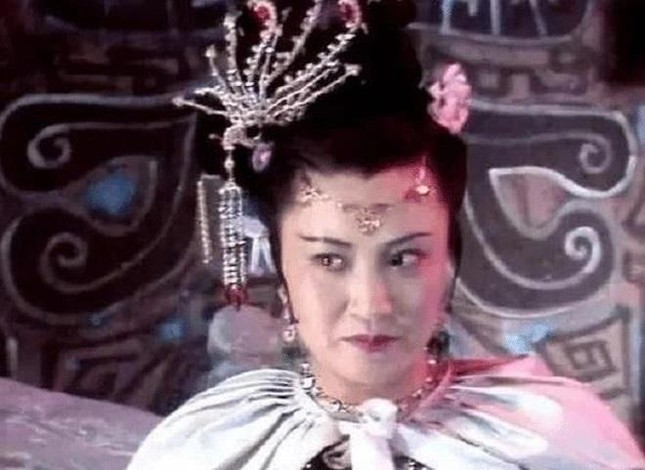 Ánh nhìn sắc lẹm của Dương Xuân Hà trong vai Bạch Cốt Tinh.
