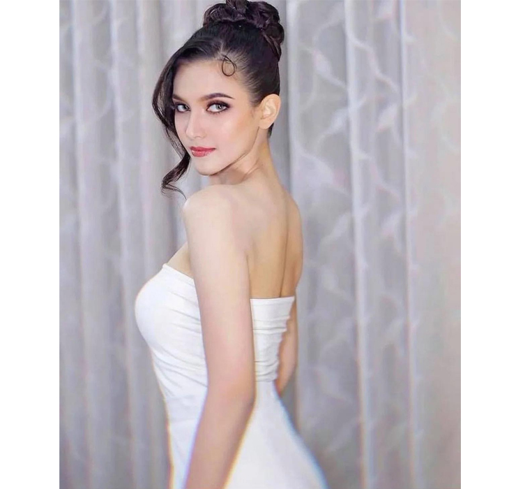 Cô được mệnh danh là "Hoa hậu đẹp nhất trong lịch sử Lào" nhờ sở hữu vẻ đẹp vượt trội so với mặt bằng chung về nhan sắc của quốc gia này.

