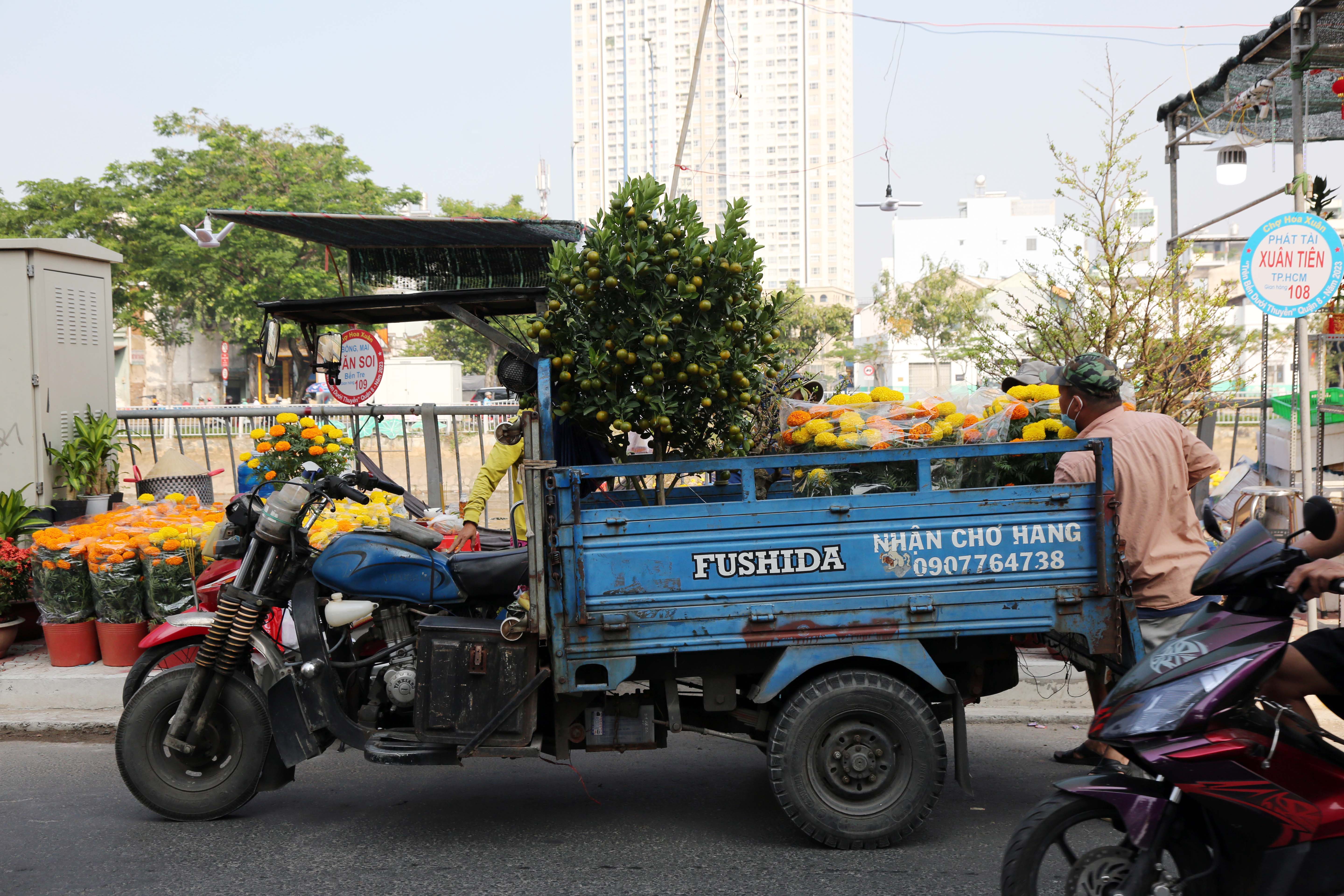 Thuyền chở đầy ắp hoa nối đuôi nhau cập bến tại phiên chợ đặc biệt ở TP.HCM - 10