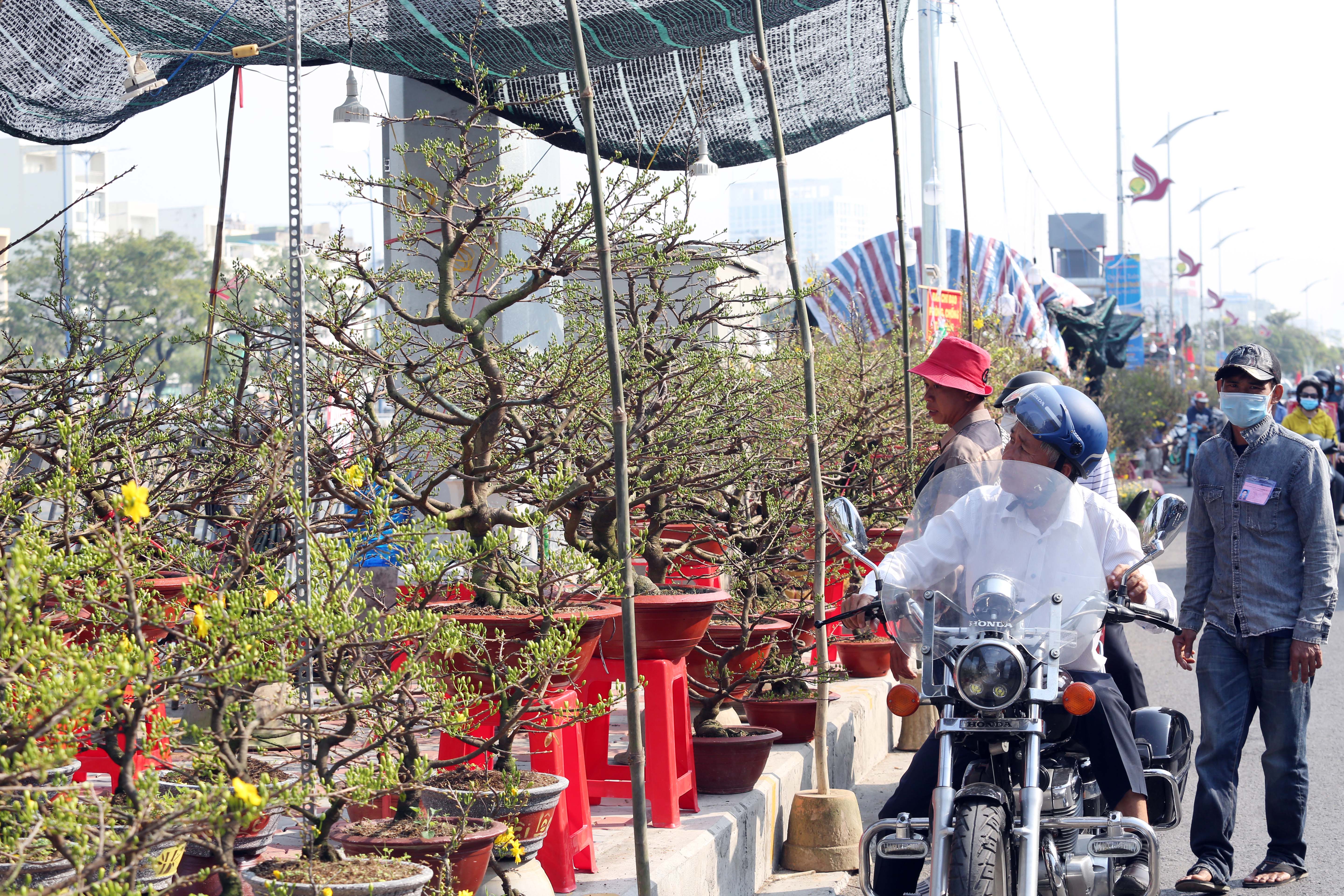 Cảnh mua bán tại bến Bình Đông những ngày giáp Tết.