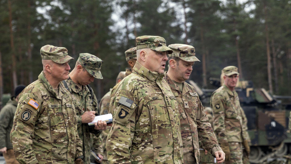 Đại tướng Mark Milley gặp gỡ các chỉ huy Mỹ chịu trách nhiệm huấn luyện binh sĩ Ukraine.