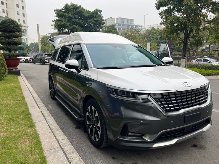 Ảnh thực tế Kia Carnival Royal 2023 tại Việt Nam, giá gần 2,7 tỷ đồng - 8