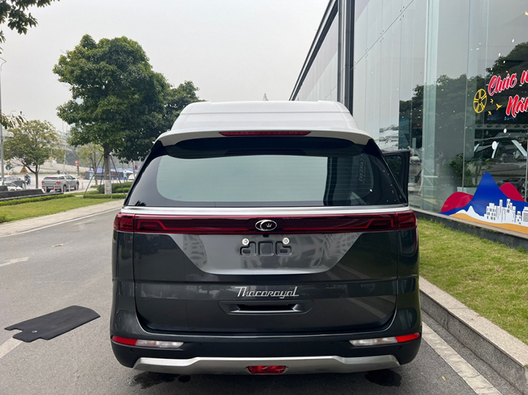 Ảnh thực tế Kia Carnival Royal 2023 tại Việt Nam, giá gần 2,7 tỷ đồng - 3