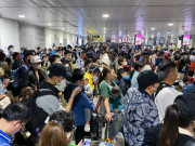 Tin tức trong ngày - Ảnh: Người dân về quê ăn Tết lúc nửa đêm, sân bay Tân Sơn Nhất chật như nêm