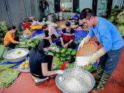 Tin tức trong ngày - Về &quot;thủ phủ&quot; bánh chưng dịp Tết, ngỡ ngàng gặp ê-kíp gói bánh nhanh như máy