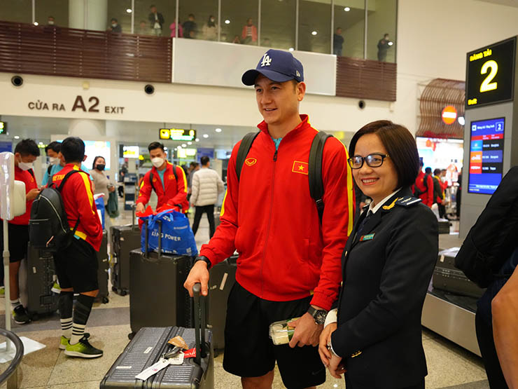 ĐT Việt Nam đã về nước sau AFF Cup 2022, được hàng dài CĐV chào đón - 7