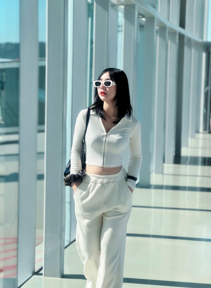 Diễn viên Quỳnh Kool thu hút với thời trang sân bay nổi bật. Người đẹp sinh năm 1995 khéo léo khoe vòng 2 nhỏ nhắn với áo crop-top. 
