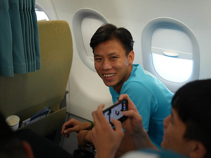 ĐT Việt Nam đã về nước sau AFF Cup 2022, được hàng dài CĐV chào đón - 2