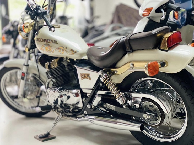 Chiếc xe Honda Rebel 250cc màu trắng mạ vàng hay còn gọi là Lacke đời đầu 1985 thuộc sở hữu của anh Đỗ Quang Tú, trú tại 97 Phùng Hưng (Hoàn Kiếm, Hà Nội).
