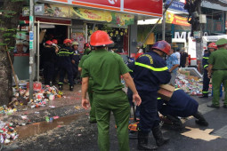 Sập cửa hàng tiện lợi ở TP.HCM, nghi có người mắc kẹt