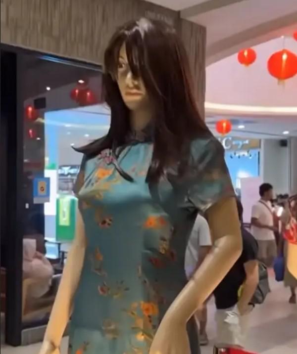 Ma-nơ-canh đón Tết ở trung tâm thương mại Malaysia khiến khách hết hồn, không dám lại gần - 2