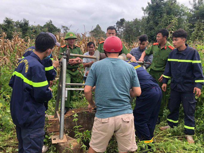 Lực lượng chức năng tiếp cận nạn nhân bị rơi xuống giếng