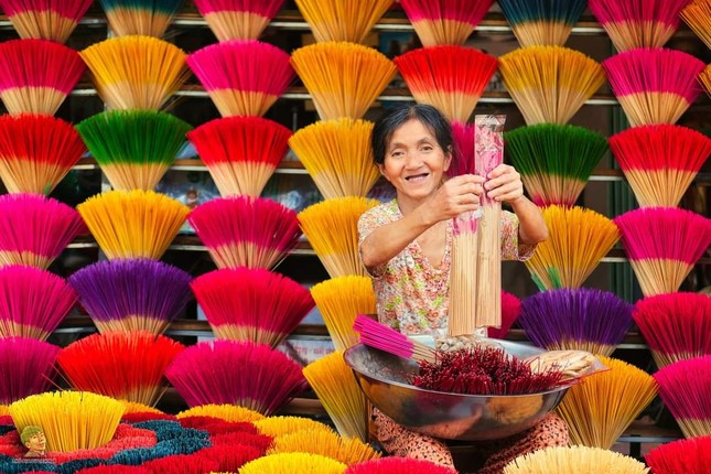 Mệ Tuyết - một nghệ nhân “bán sắc màu và đem trao những sắc màu” nổi tiếng tại làng hương Xuân Thủy. (Ảnh: Trần Đình Đức Hiếu)