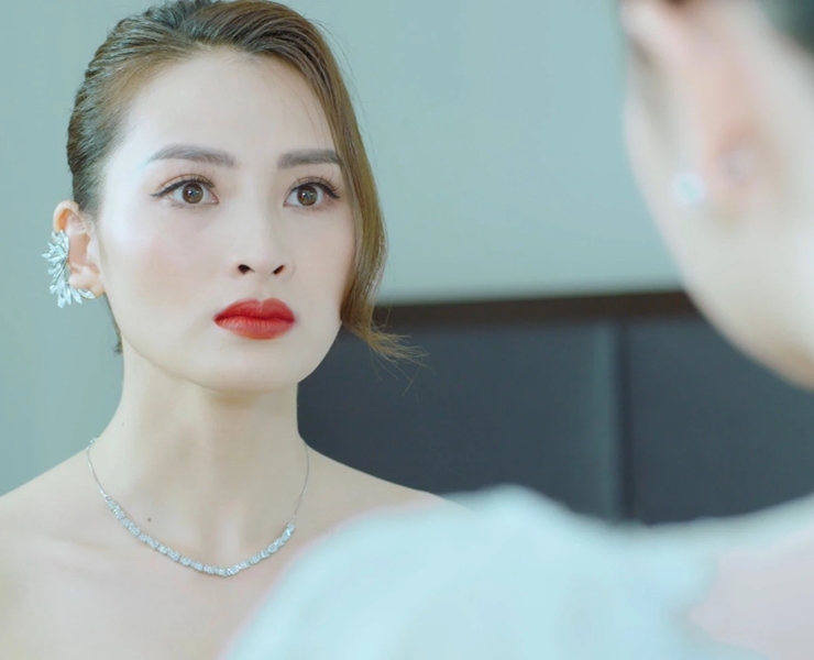 Trong “Hoa hồng giấy” MC Mù Tạt (tên thật là Huyền Trang) vào vai 'tiểu tam' Lam Anh - một cô gái dù có học thức đàng hoàng nhưng lại chuyên dùng ngoại hình, thủ đoạn để quyến rũ đàn ông. Không những thế, Lam Anh trong phim cũng chẳng ngần ngại giật luôn người yêu của bạn thân.
