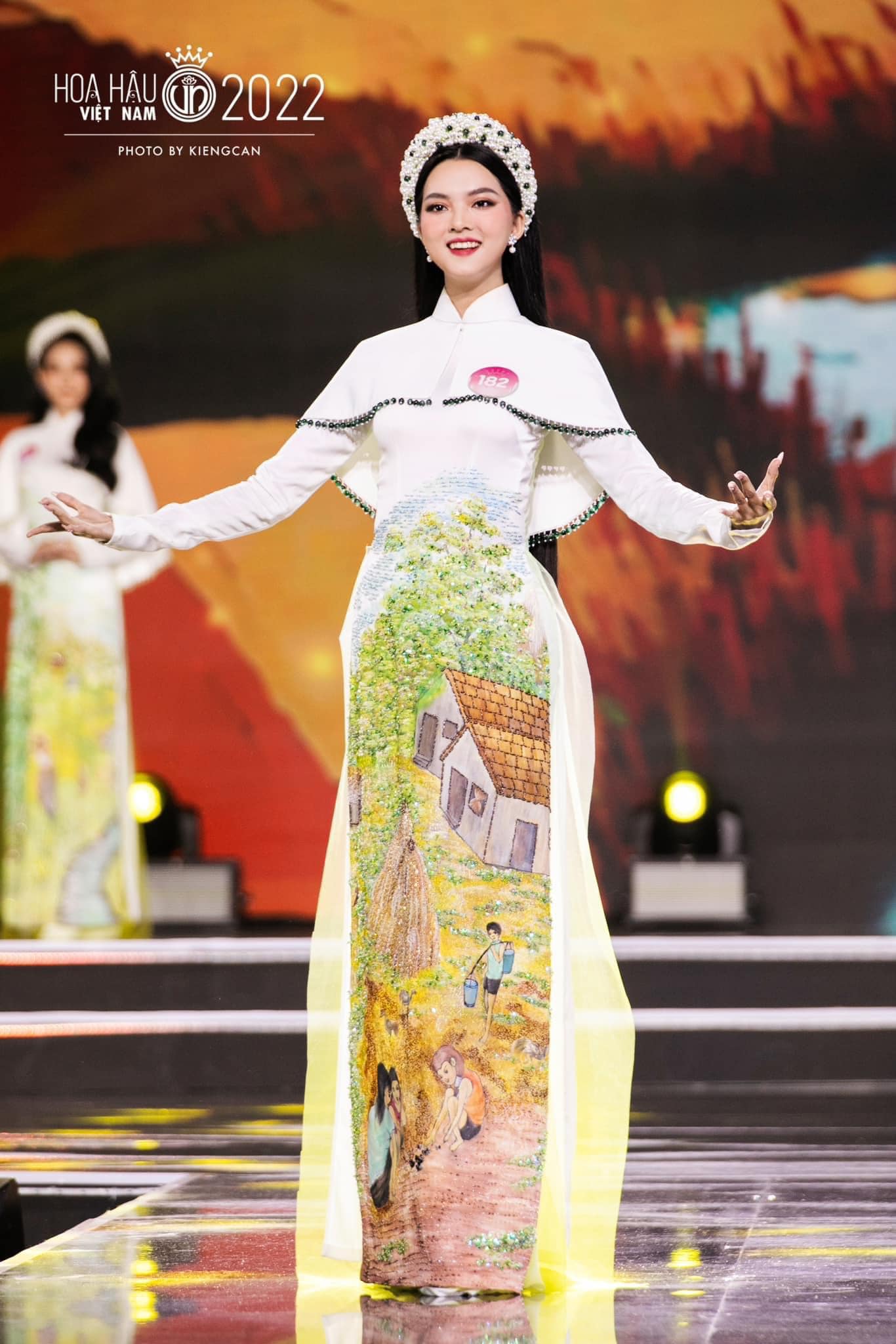 Trang Thảo trong phần thi Áo dài tại Chung kết Hoa hậu Việt Nam 2022.