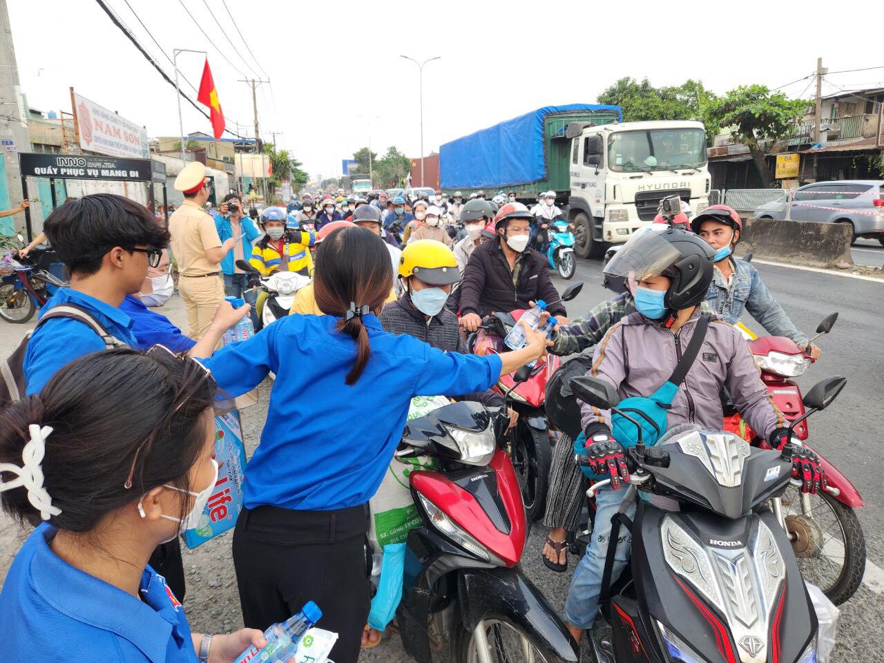 Người dân khi nhận được quà đều cảm thấy vui vẻ trên hành trình về lại quê hương đón Tết.