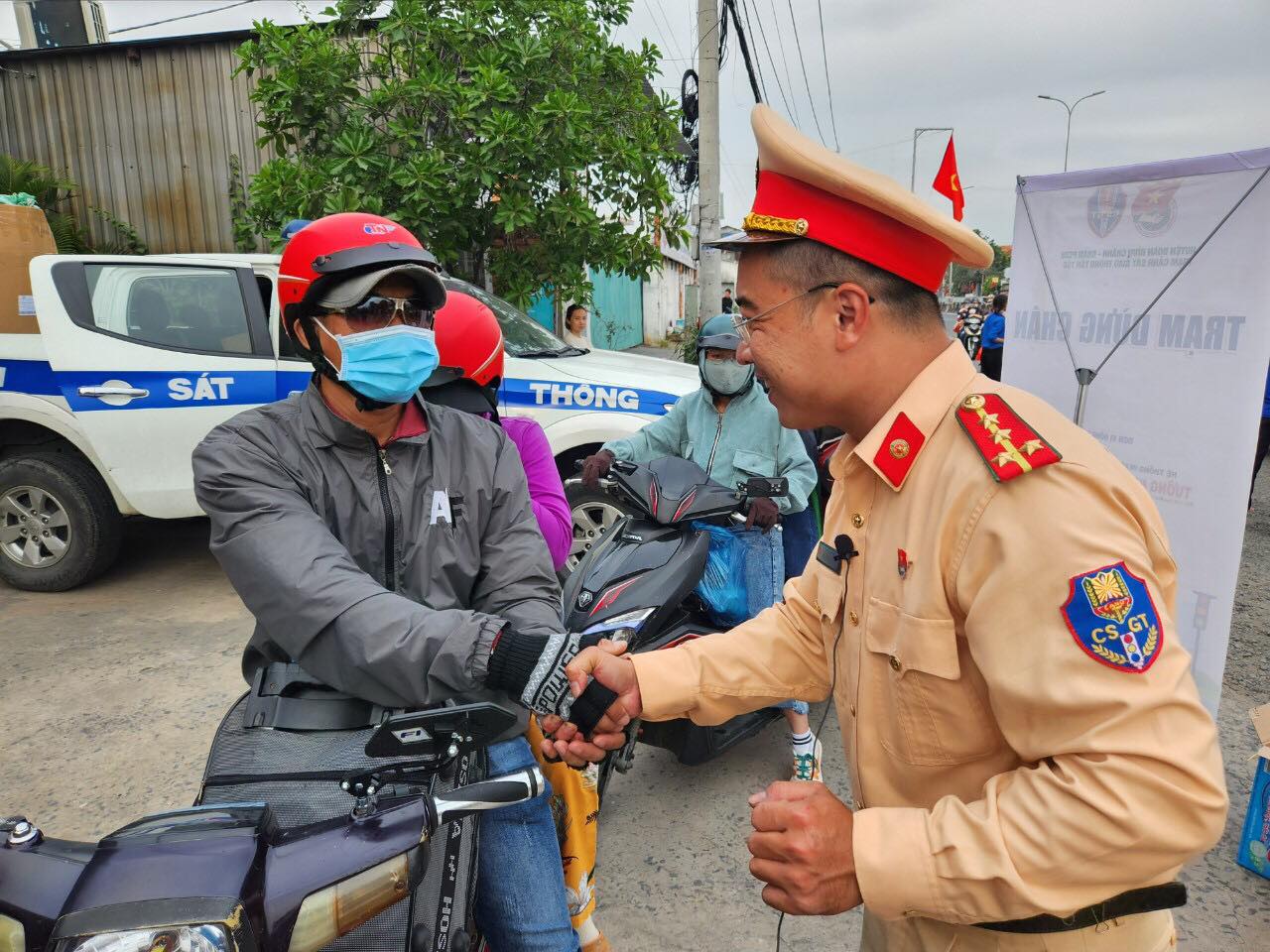 &nbsp;Hành động cực đẹp của lực lượng CSGT vào những ngày giáp Tết khiến người dân ấm lòng.