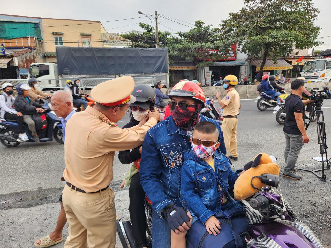 &nbsp;“Đang cùng vợ về quê Cà Mau, tới đây được các anh CSGT phát nước suối, khăn lạnh, tặng nón bảo hiểm kèm theo lời chúc thượng lộ bình an nên tôi rất bất ngờ và vui lắm”, anh Lê Tứ nói.