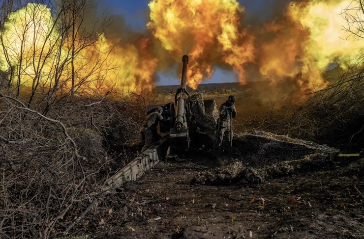 Các lực lượng Ukraine nã hỏa lực gần Bakhmut.
