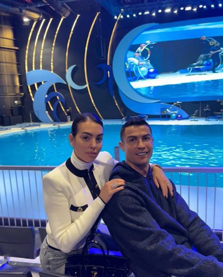 Ronaldo và bạn gái Georgina Rodriguez cùng các con trải nghiệm trò chơi cảm giác mạnh "Sky Loop", tàu lượn siêu tốc di động dài nhất thế giới