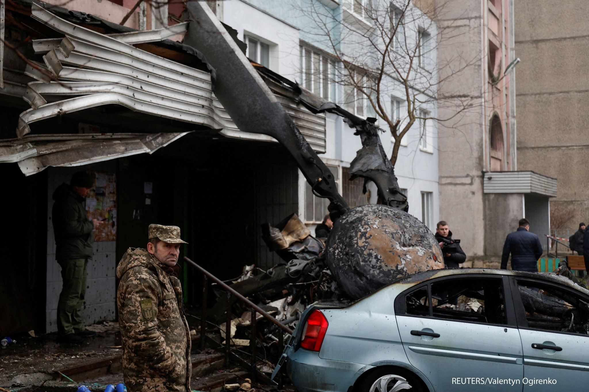 Hiện trường vụ trực thăng rơi gần thủ đô Kiev ngày 18/1. Ảnh: Reuters