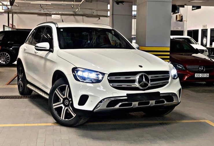 Đây là chiếc xe Mercedes-Benz GLC, màu trắng, có giá hơn 2 tỉ đồng.
