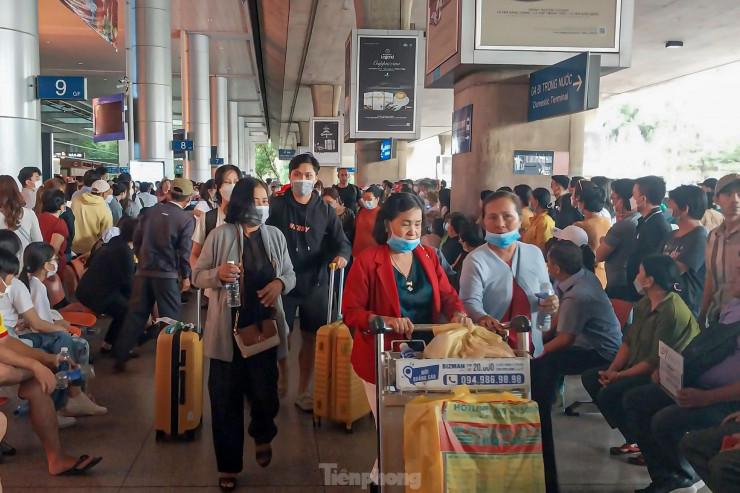 Sân bay Tân Sơn Nhất đông nghịt người đón Việt kiều - 4