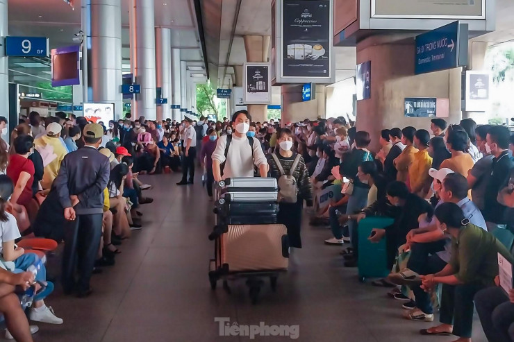 Sân bay Tân Sơn Nhất đông nghịt người đón Việt kiều - 10