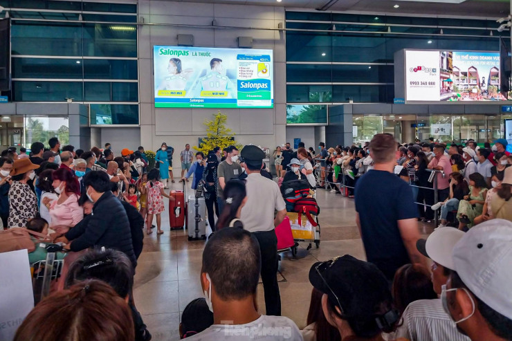 Sân bay Tân Sơn Nhất đông nghịt người đón Việt kiều - 11