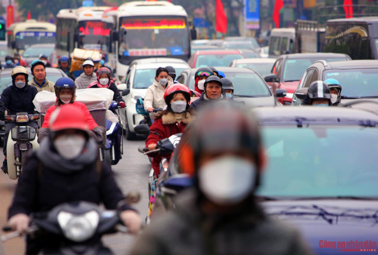 Người dân rời Hà Nội về quê, cửa ngõ Thủ đô đông đúc ngày 28 Tết - hình ảnh 2