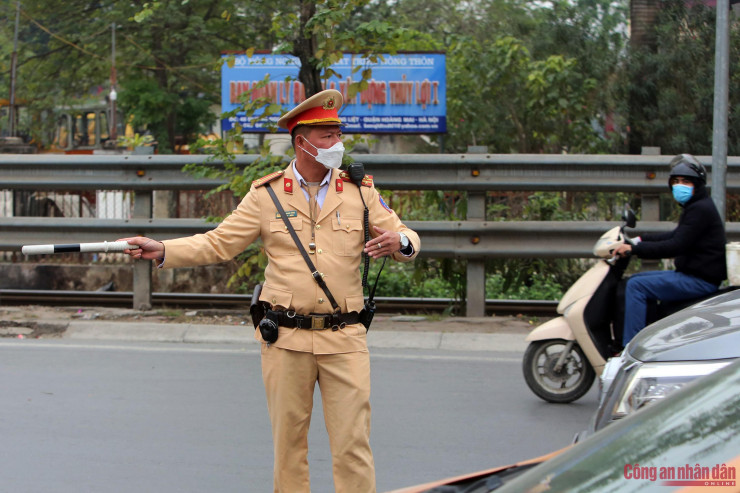 Người dân rời Hà Nội về quê, cửa ngõ Thủ đô đông đúc ngày 28 Tết - hình ảnh 4