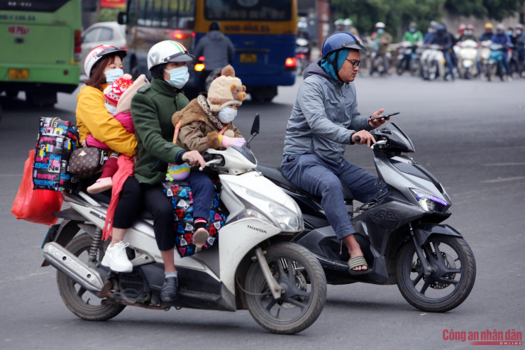 Người dân rời Hà Nội về quê, cửa ngõ Thủ đô đông đúc ngày 28 Tết - hình ảnh 5