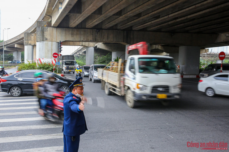 Người dân rời Hà Nội về quê, cửa ngõ Thủ đô đông đúc ngày 28 Tết - hình ảnh 6