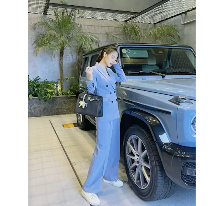  Tháng 1/2021, Đàm Thu Trang được ông xã tặng cho chiếc xe Mercedes G63 AMG màu xanh gốm "độc nhất vô nhị". Tuy không tiết lộ mức giá chính xác nhưng giá trị của chiếc xe này không hề nhỏ, thường dao động từ 13 - 14 tỷ VNĐ.
