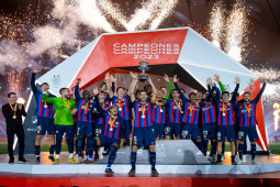 Barca đè bẹp Real đoạt siêu cúp: Lần đầu cho Xavi, vinh danh ”Cậu bé vàng”