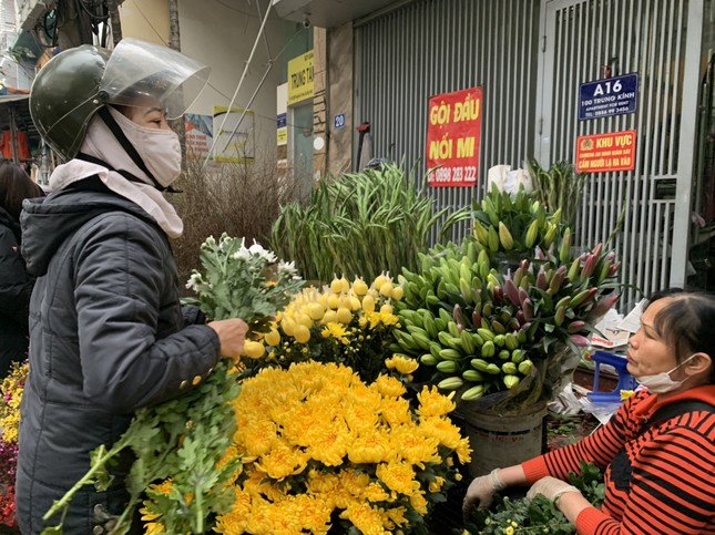 Hoa cúc, hoa ly đều bán chạy giá tăng gấp đôi ngày thường