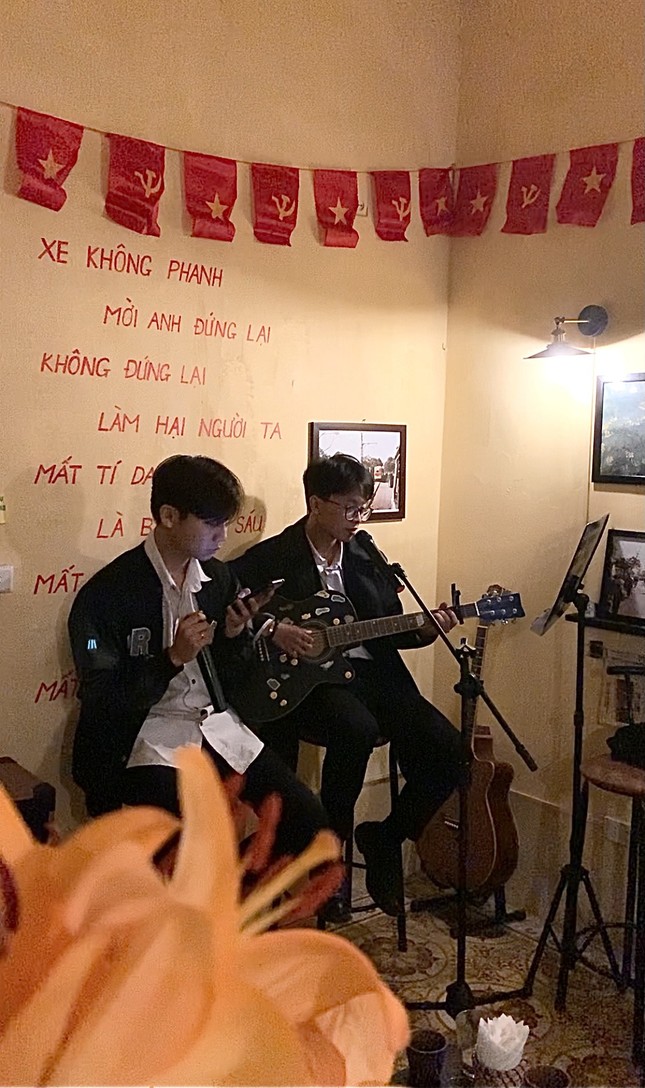 Nhâm nhi một tách café nóng và cùng lắng nghe những bản nhạc ballad nhẹ nhàng xua đi sự ồn ào, vội vã trong những ngày cuối năm. Ảnh: Nhà số 8 Cà Phê