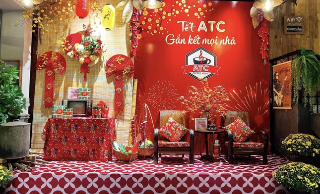 Concept trang trí Tết theo phong cách cổ truyền khiến ta cảm giác như đang ở trong ngôi nhà Việt xưa. Ảnh: ATC CAFE