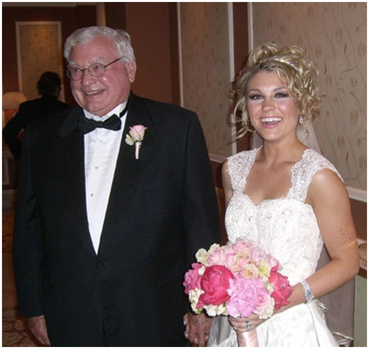 Tỷ phú đồ gỗ Joe Hardy 84 tuổi kết hôn với cô gái trẻ Kristin Georgi 23 tuổi năm 2007 từng là thông tin gây chấn động dư luận.
