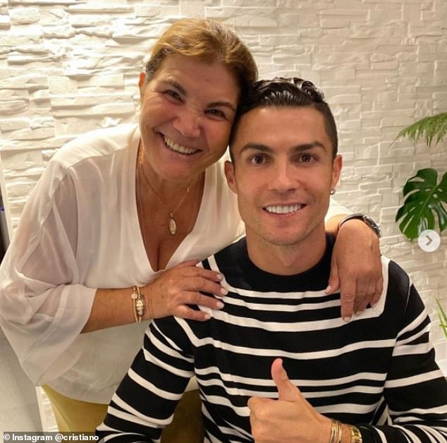 Mẹ của Ronaldo (trái), từng tiết lộ rằng con trai có sở thích ăn uống cầu kỳ.