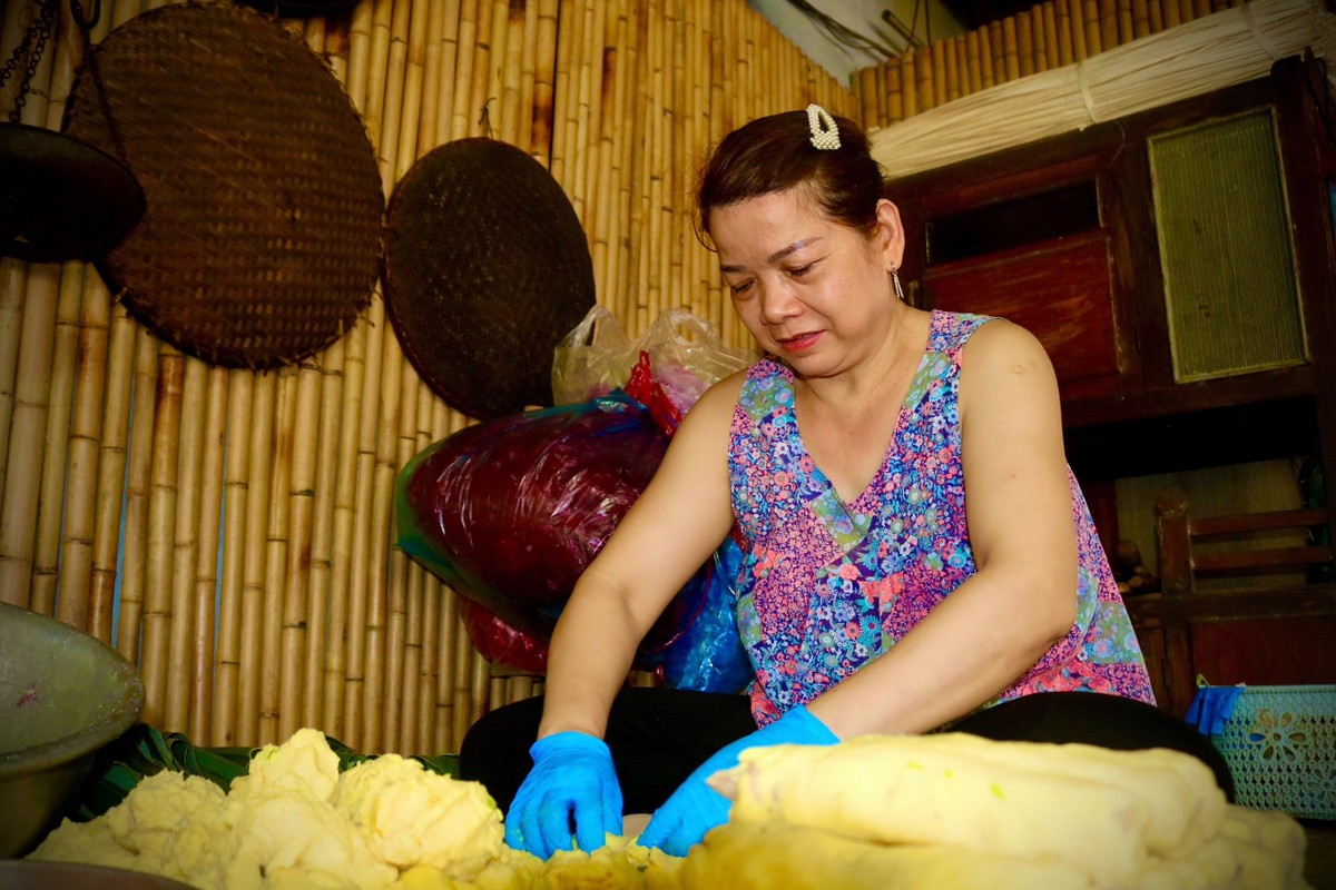 Chị Nguyễn Thị Thanh Bình ( 48 tuổi, con thứ bảy của cụ Ích) là một trong hai người con nối nghiệp mẹ và rất yêu nghề. Ảnh: TÚ NGÂN