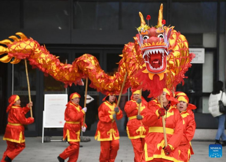 Biểu diễn múa rồng bên ngoài trung tâm văn hóa Hải Điến, quận Hải Điến, Bắc Kinh, Trung Quốc. Ảnh: TÂN HOA XÃ
