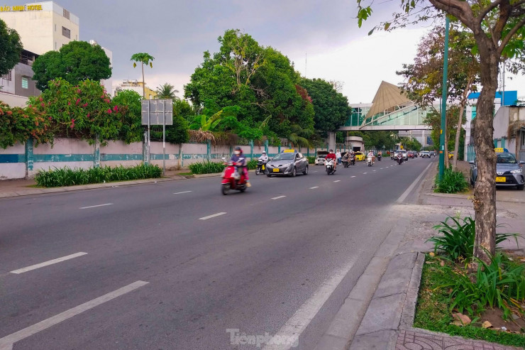 Các tuyến đường kết nối với sân bay Tân Sơn Nhất như Hồng Hà, Bạch Đằng, Hoàng Văn Thụ... đều thông thoáng ngay trong khung giờ cao điểm chiều 29 Tết.