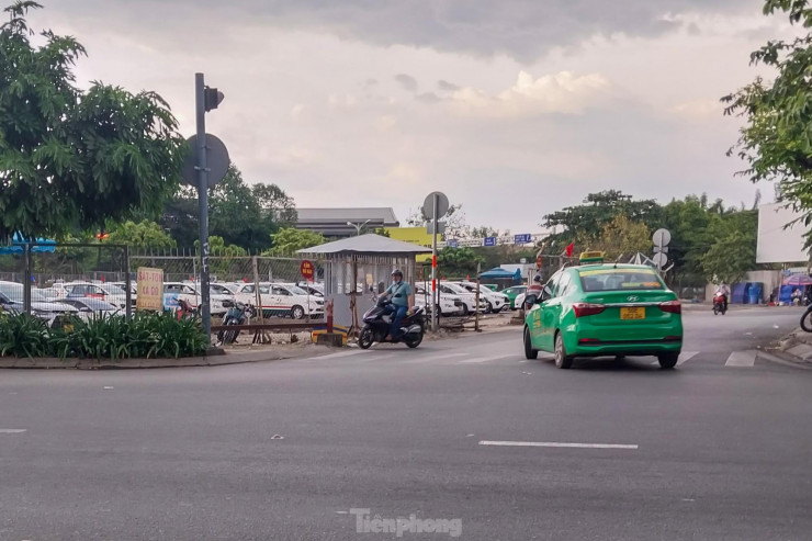 Không chỉ các tuyến đường thưa thớt, khu vực bãi xe taxi, xe công nghệ của sân bay Tân Sơn Nhất cũng vắng vẻ vào chiều 29 Tết.