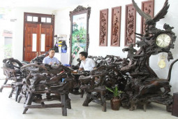 Tận thấy bộ bàn ghế bằng gỗ lũa trắc của đại gia Bắc Ninh trị giá 1,5 tỷ đồng