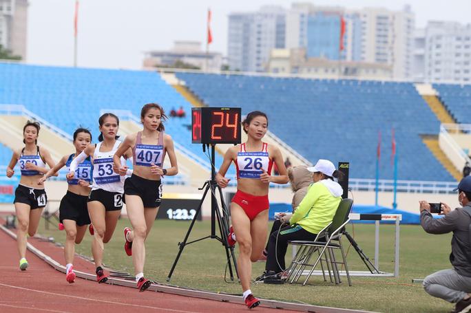 Nguyễn Thị Oanh (26) trên đường chạy 10.000m tại ĐHTTTQ 2022