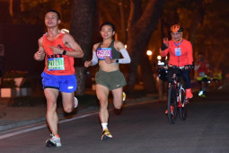 Nóng nhất thể thao tối 1/1: Nguyễn Thị Oanh lập kỷ lục chạy 21km tại Giải Bán Marathon Quốc tế