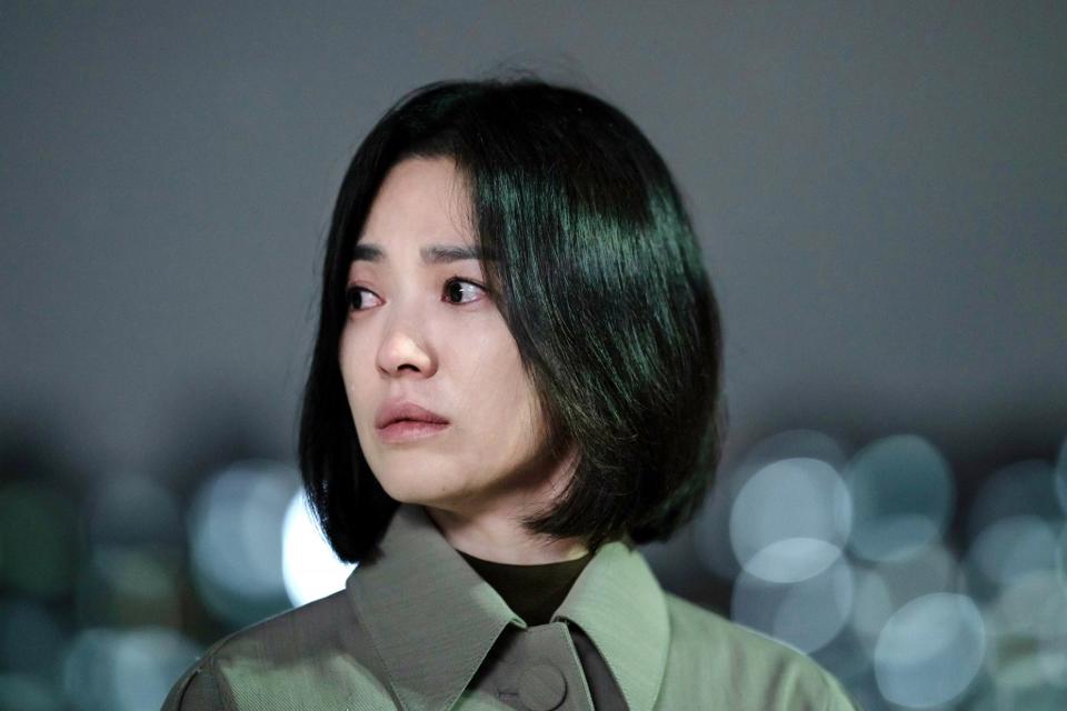 Phần 2 phim 18+ Top 1 toàn cầu của Song Hye Kyo &#34;nhá hàng&#34; nóng hổi - 1