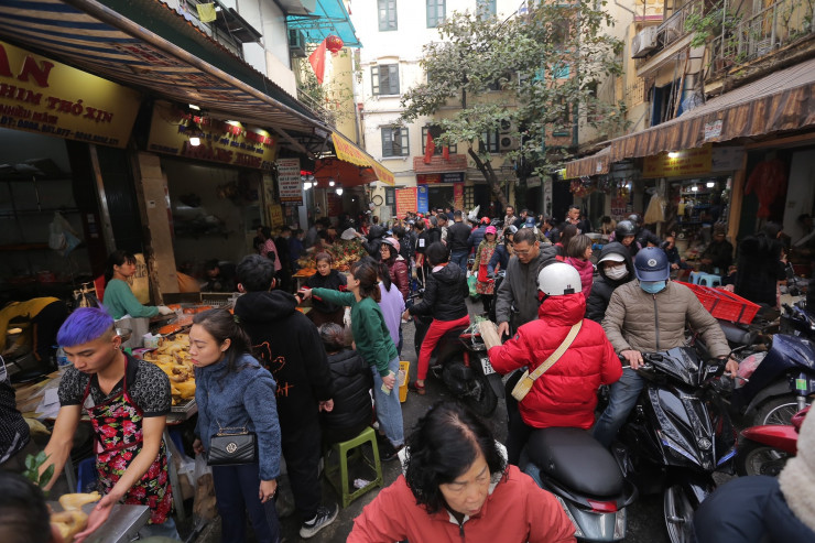 Ghi nhận của PV, từ sáng sớm 30 Tết, các quầy hàng ở chợ Hàng Bè đều đông khách xếp hàng với mong muốn mua được thực phẩm tươi ngon. Các ngả đường trong chợ đều chật ních người và xe.